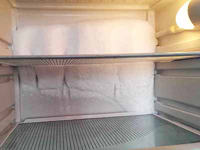 Можно ли ставить холодильник на балкон: запрета нет, но есть условия