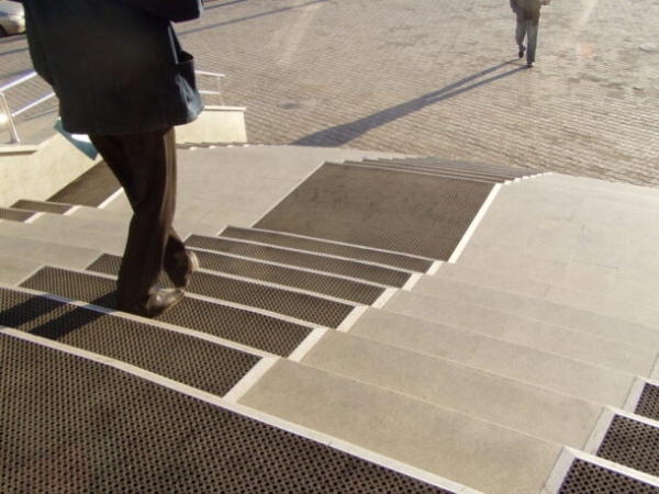 Если скользят ступени на лестнице, что делать — 9 советов