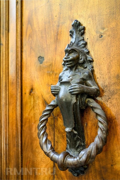 





Декоративные молотки как украшение входной двери



