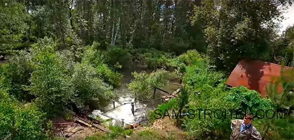 Мини ГЭС построенная на небольшой речке в лесу