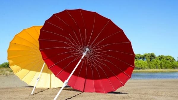 9 советов по выбору пляжного зонта для защиты от солнца
