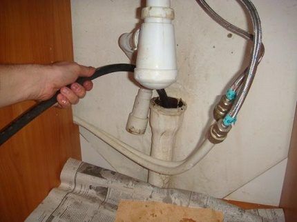 Чем прочистить канализационные трубы в частном доме: разновидности засоров и способы прочистки