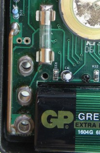 
          Как измерить мультиметром напряжение, ток, сопротивление, проверить диоды и транзисторы