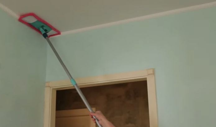 Как и чем мыть натяжные потолки?