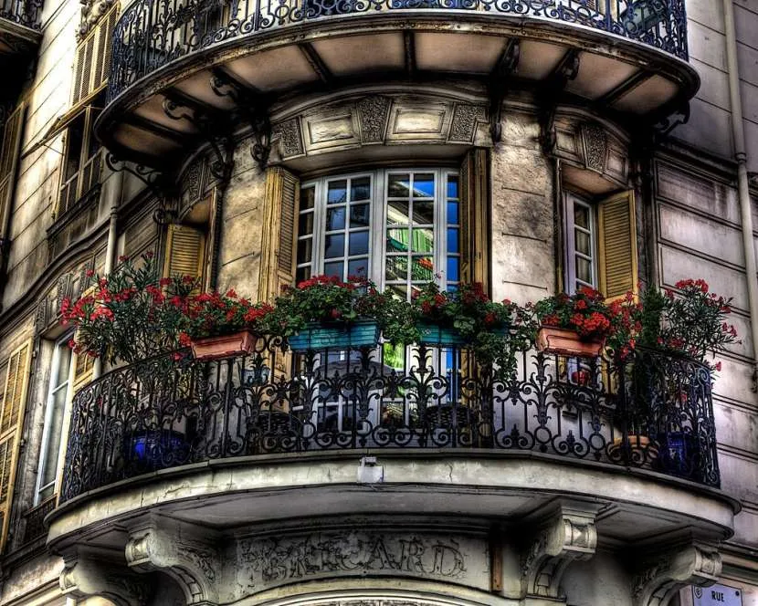 Французский балкон в современной архитектуре: особенности и стоимость остекления